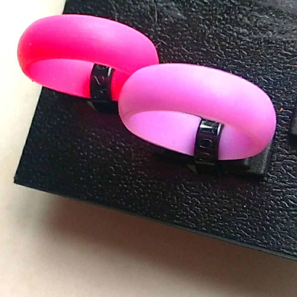 Stretchy colored rings